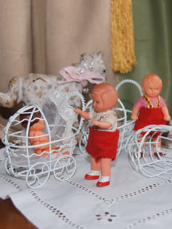Колясочка белая для пупсиков