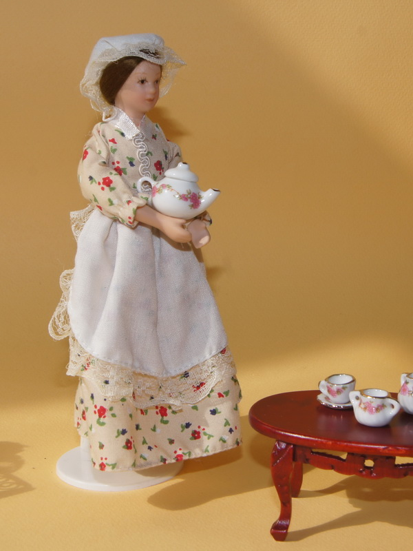 Кукла для кукольного дома, помощница