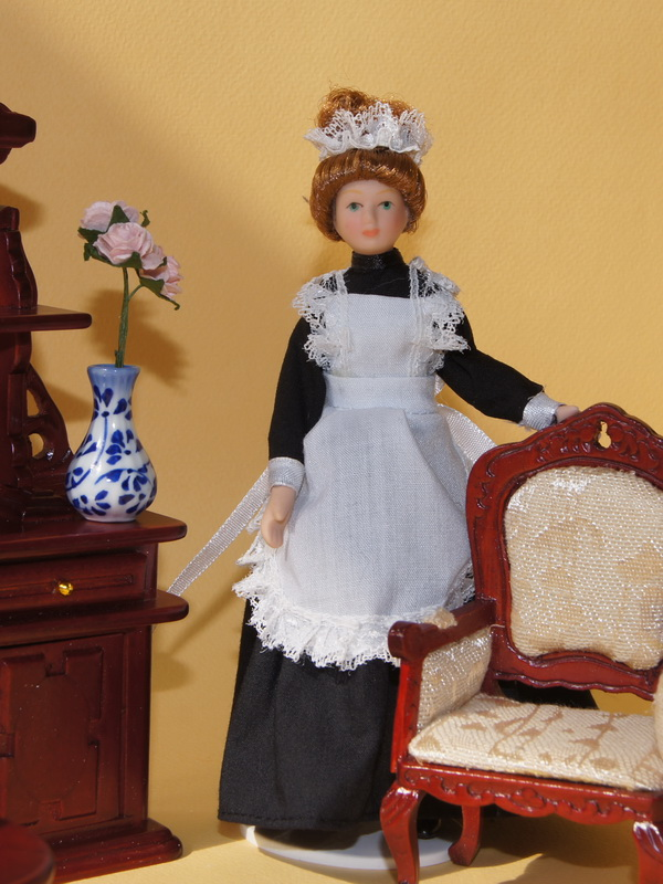 Кукла для кукольного дома, горничная (150459)