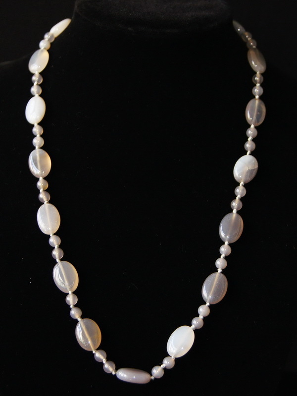 Бусы из серого агата