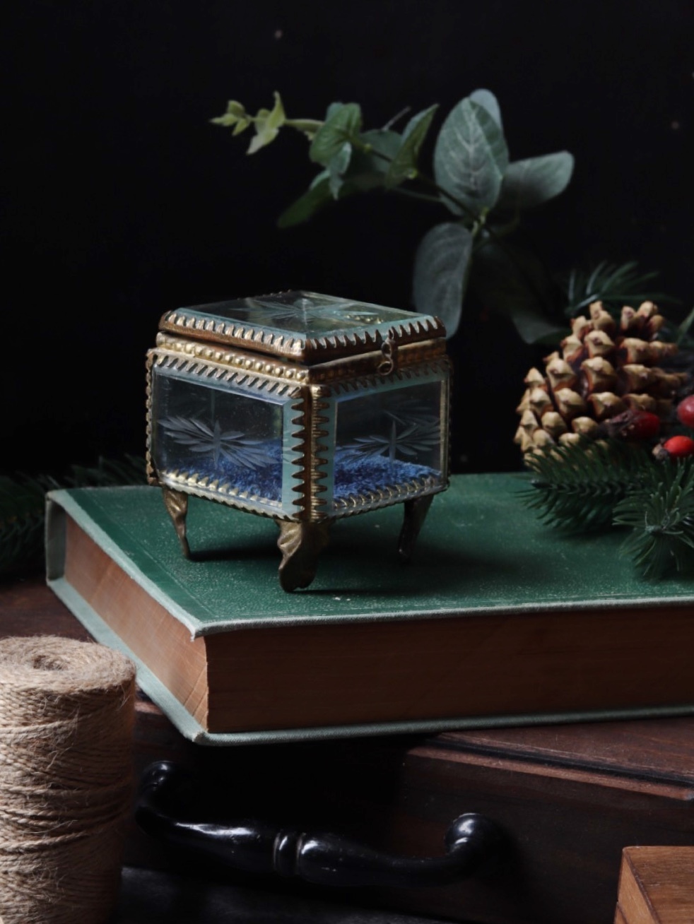 Старинная шкатулка для украшений