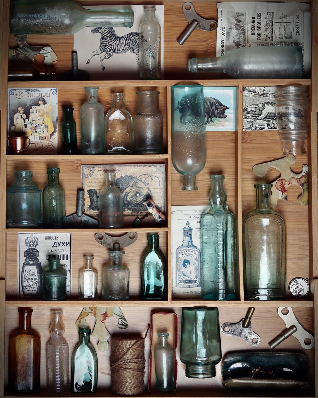 Коллекция антикварных бутылочек и пузырьков, 24 шт