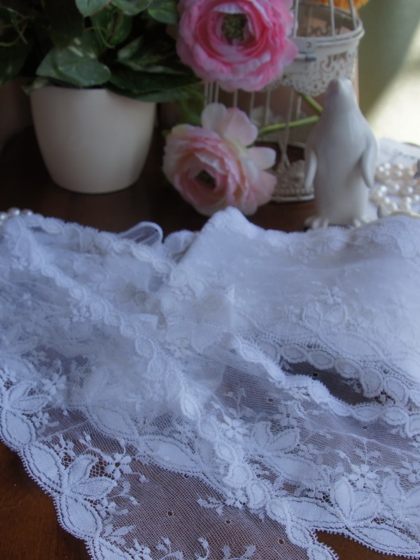 Старинное красивое французское кружево