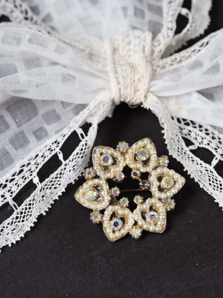 старинные украшение, старинная брошь, антикварная кукла