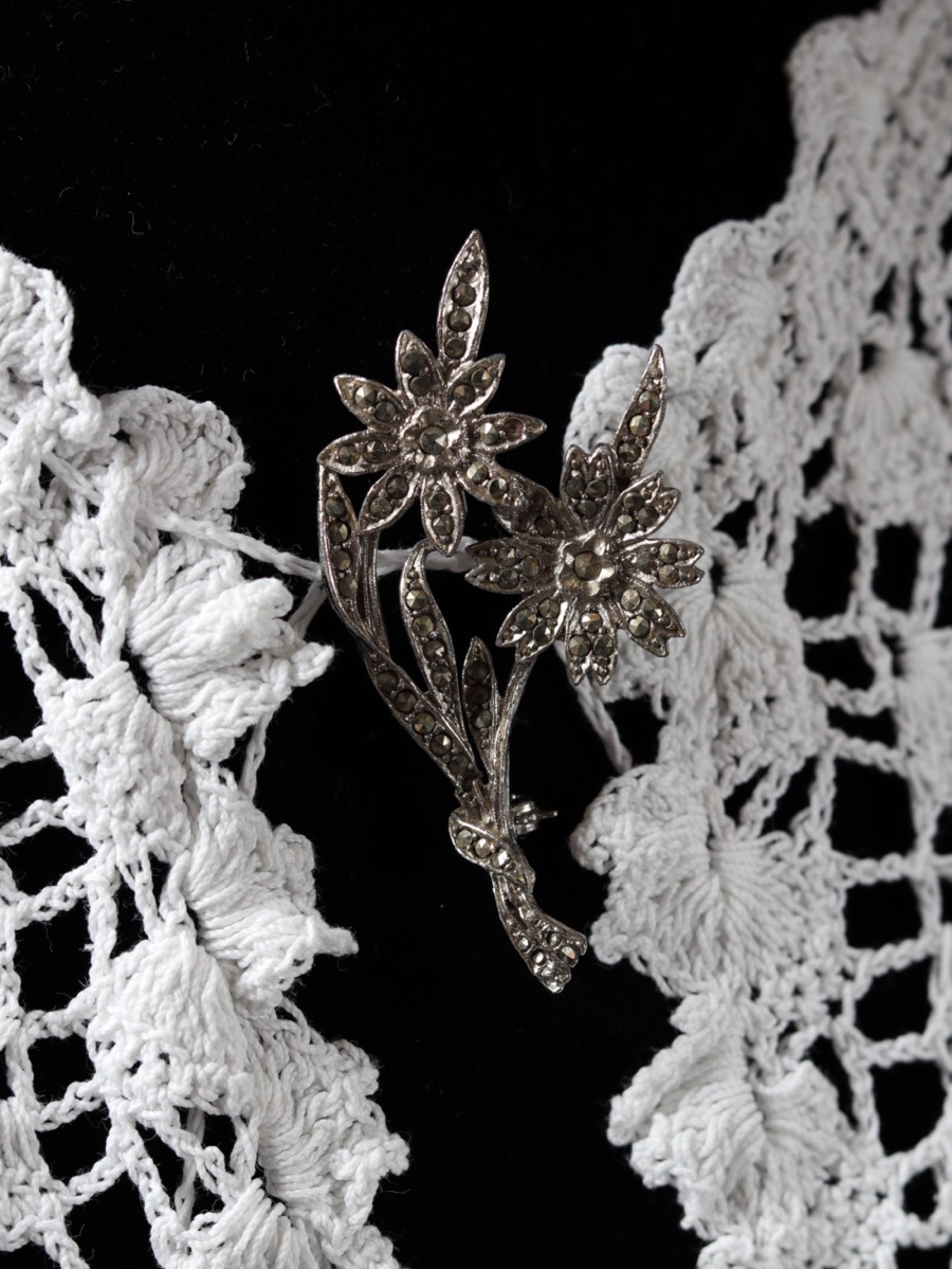 старинные украшение, старинная брошь, антикварная кукла