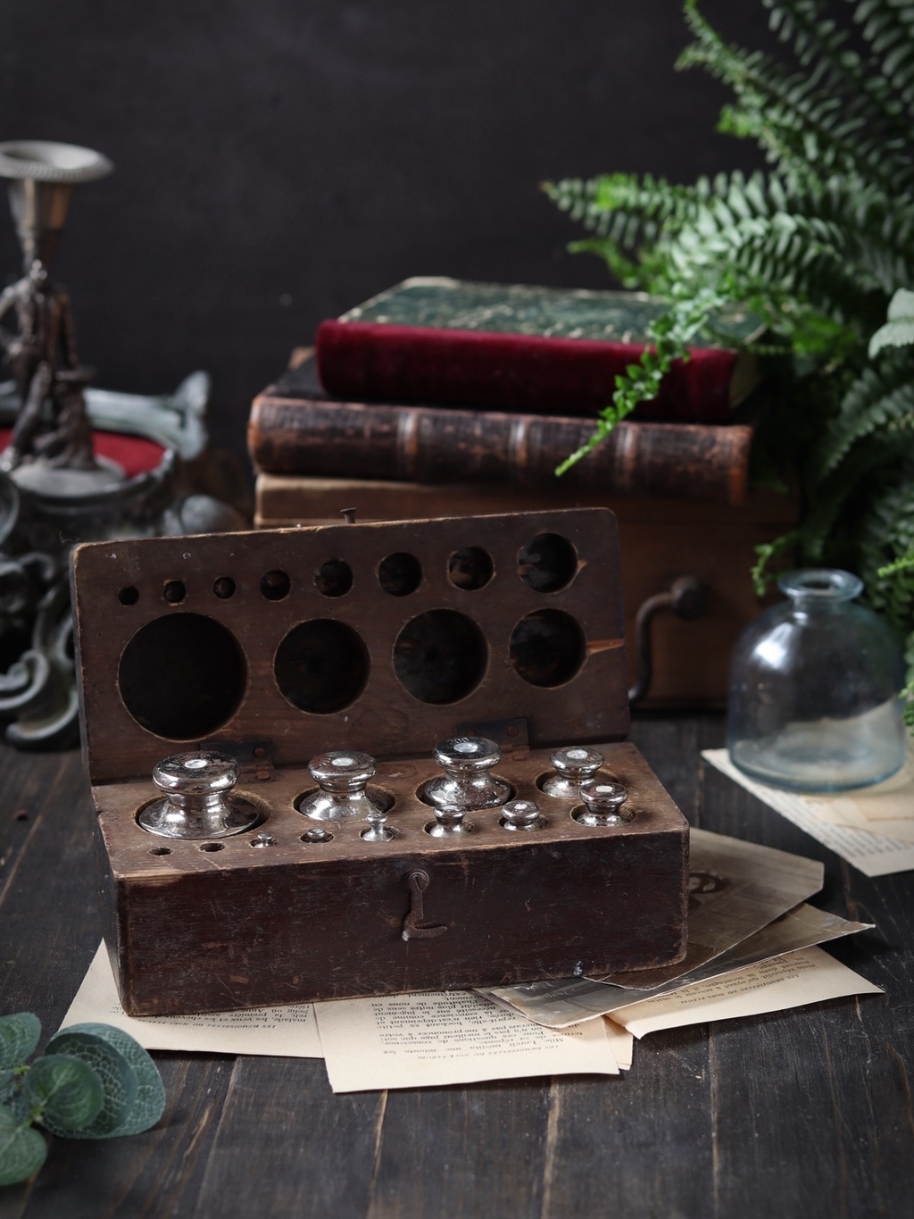 старинные весы, старинный ящик, старинные гири