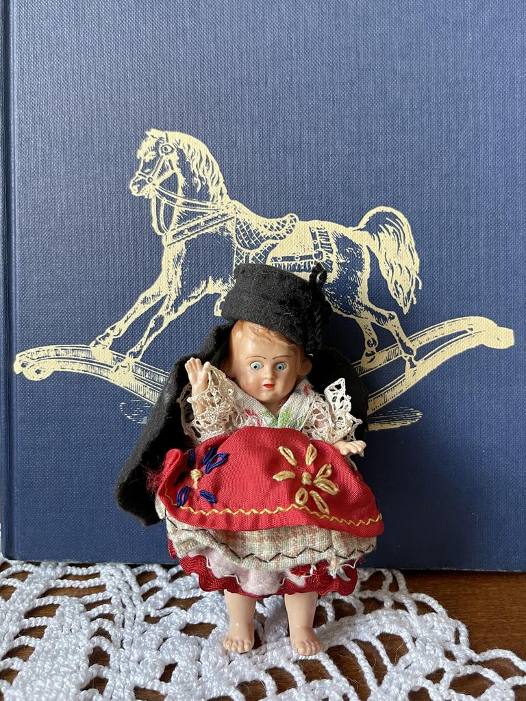 Куклы в национальных костюмах, Старинные миникуклы