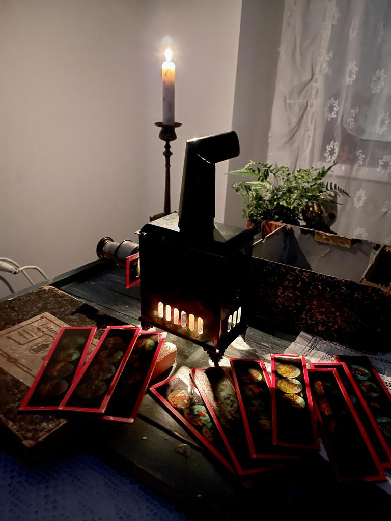 Старинная игра, антикварная игрушка, антикварный проектор