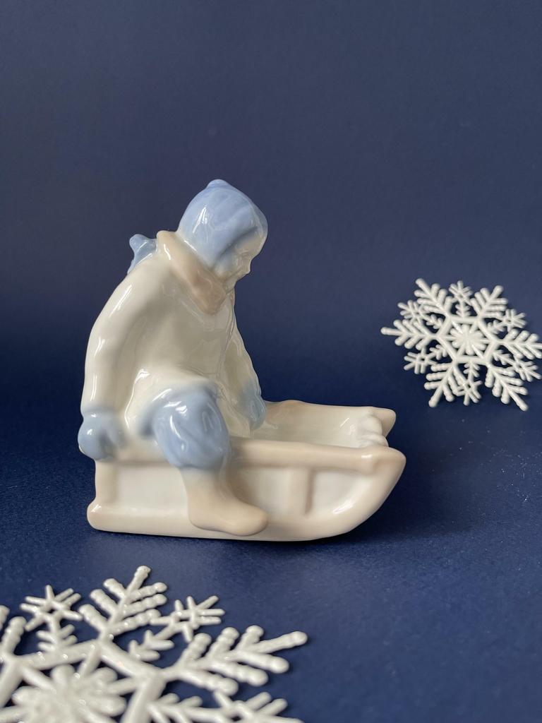 Фарфоровая советская статуэтка