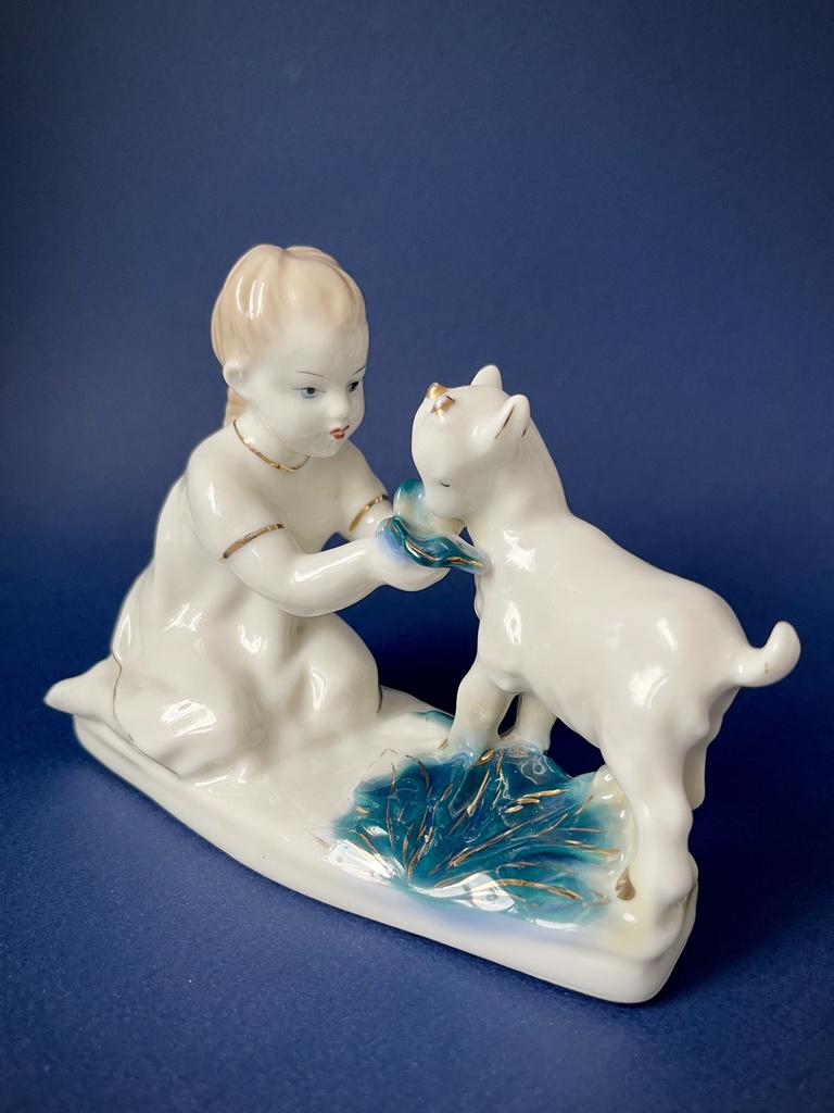 Девочка с козленком, старая Гжель