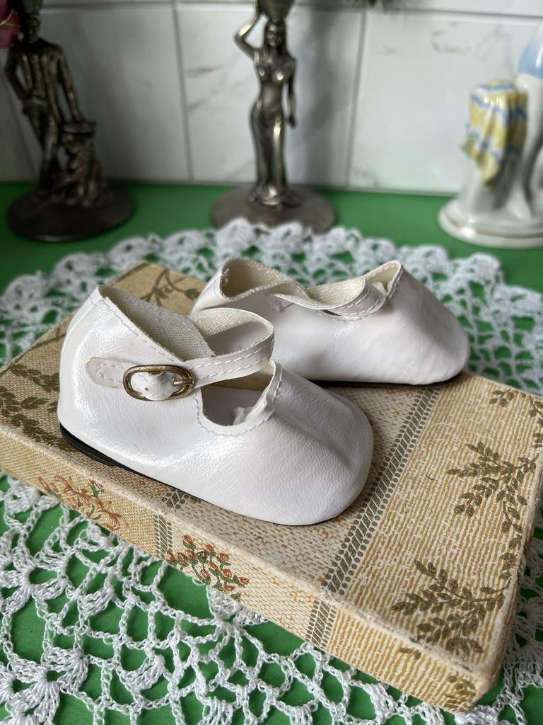 Туфли на застежке для большой куклы