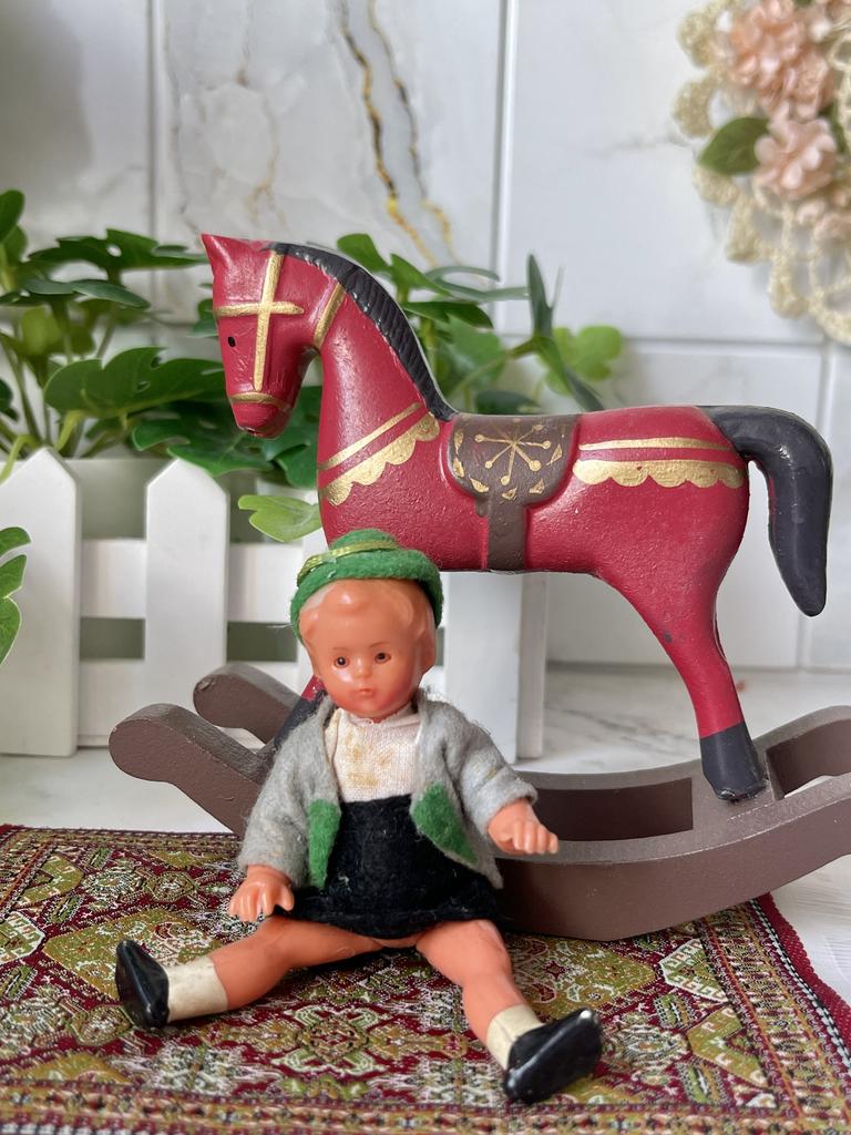 Старинная миникукла