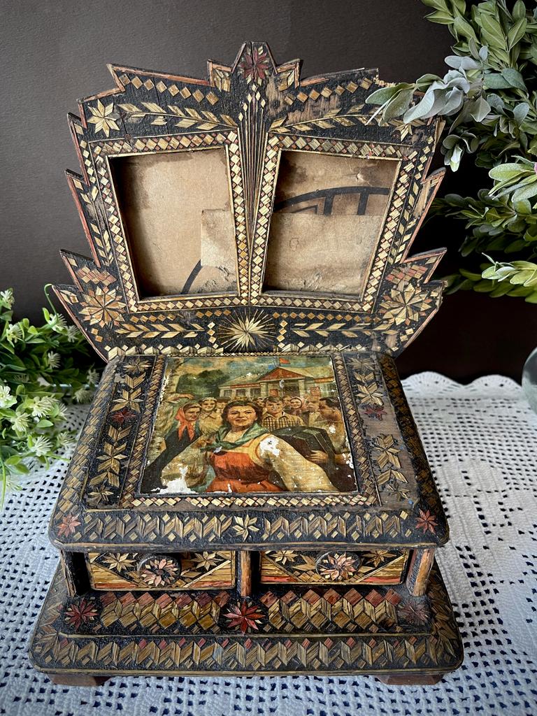 Старинная редкая  шкатулка