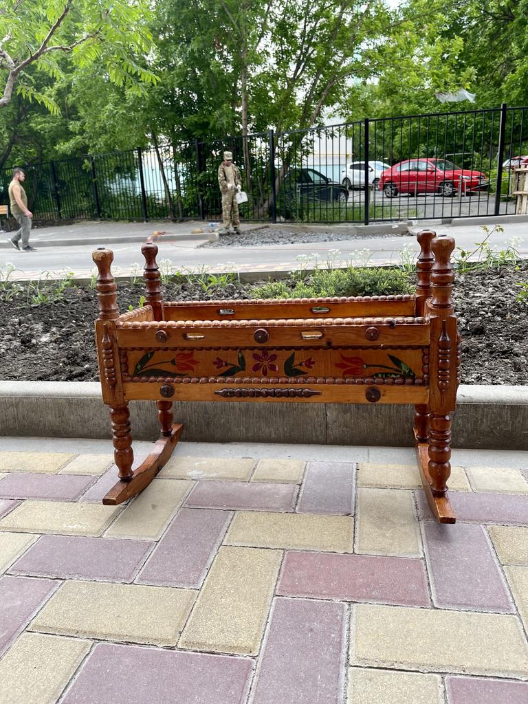 Старинная деревянная кровать для антикварной куклы