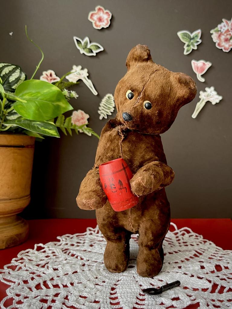 Старинный механический медведь-сладкоежка