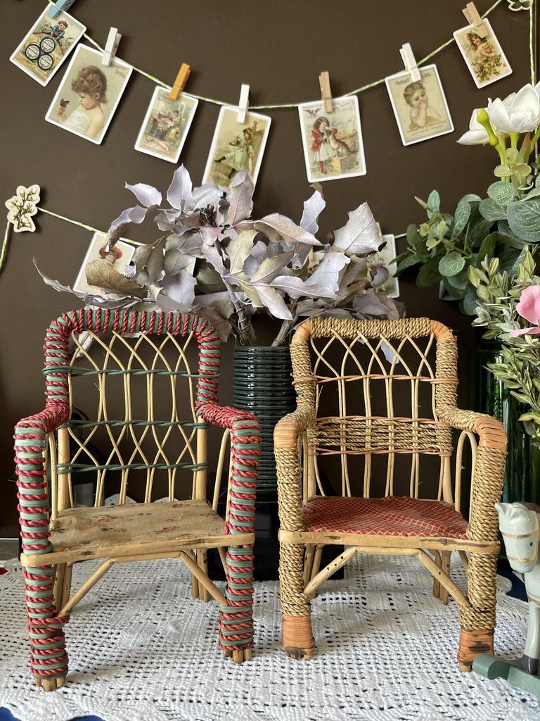 Старинные плетеные кресла для кукол