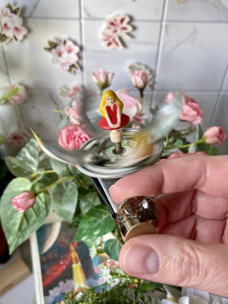 Дюймовочка механическая советская игрушка