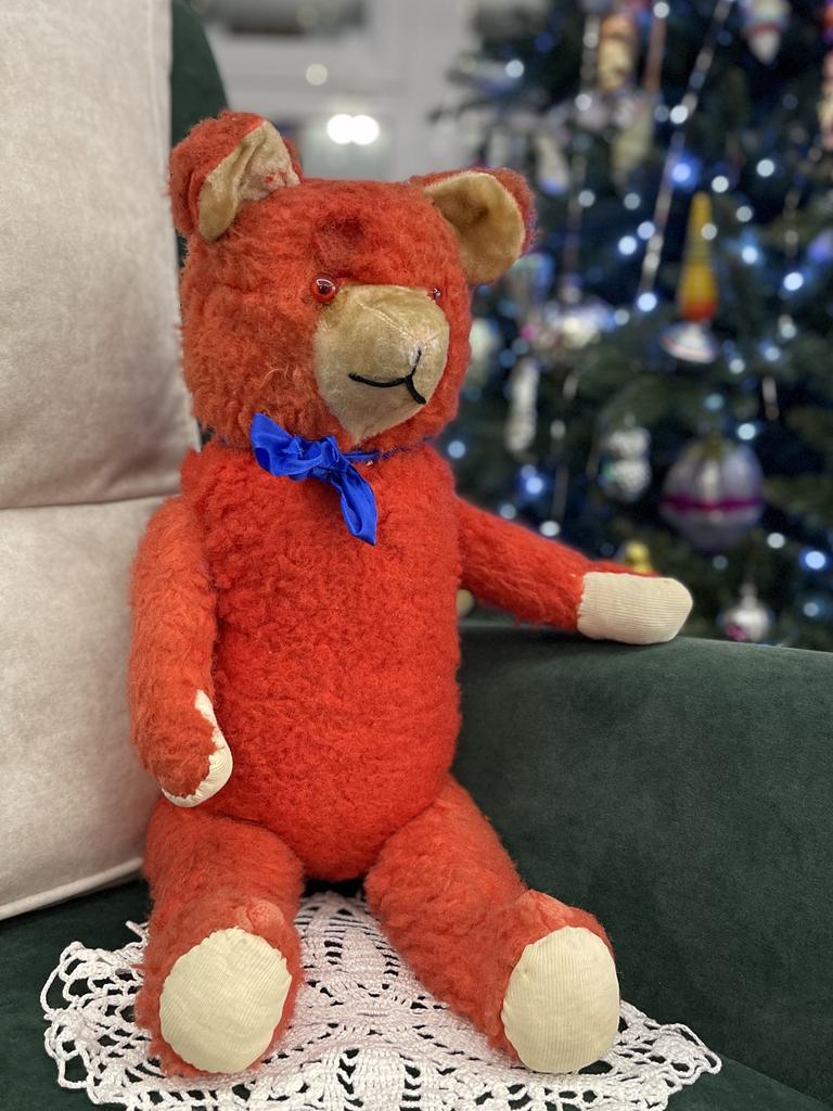 Старенький соломенный мишка медведь