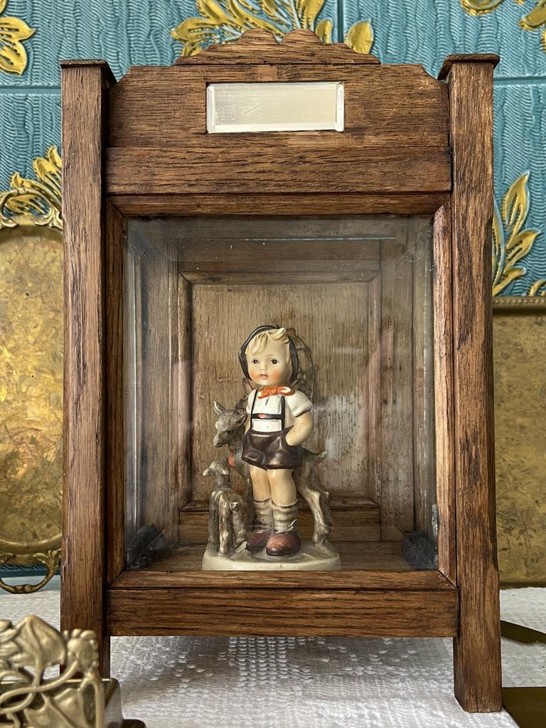 Старинная витрина