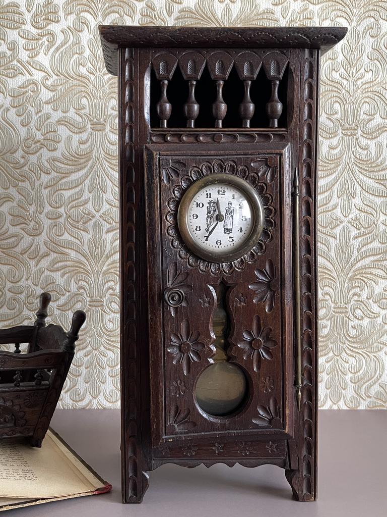 Французские кукольные напольные часы в бретонском стиле