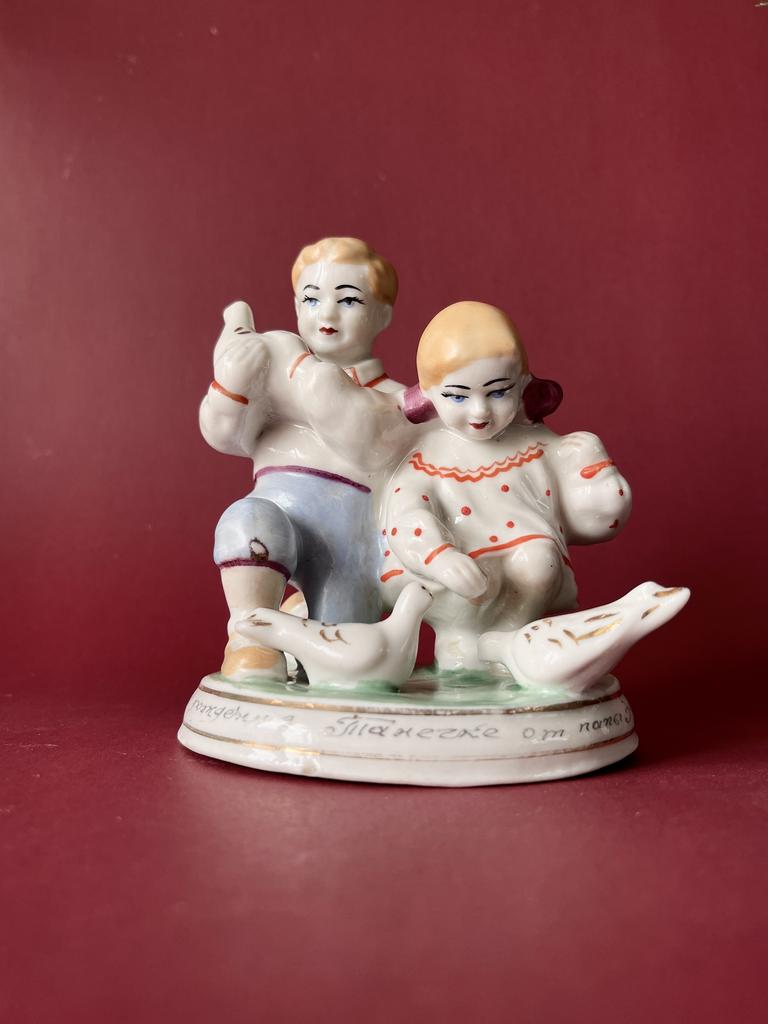 Советская статуэтка дети с голубями