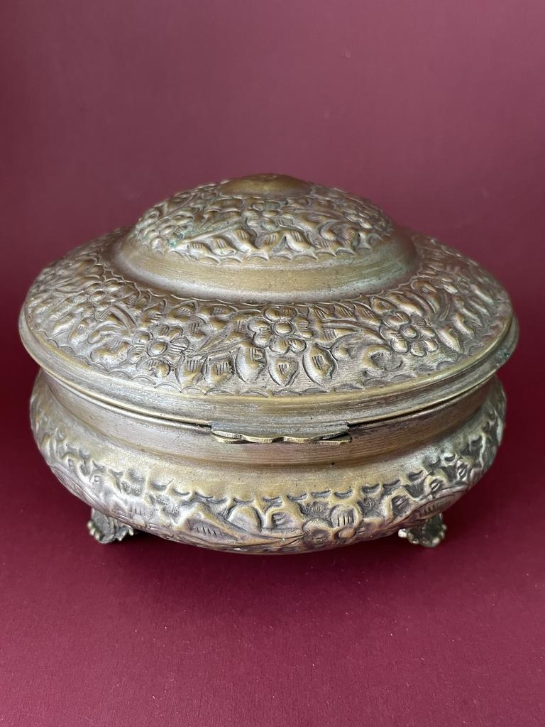 Большая старинная латунная шкатулка на ножках