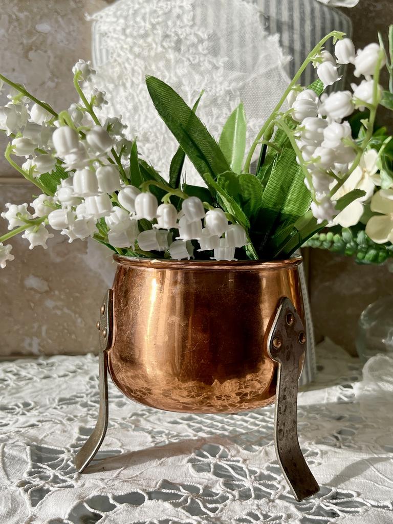 Изящное медное кашпо