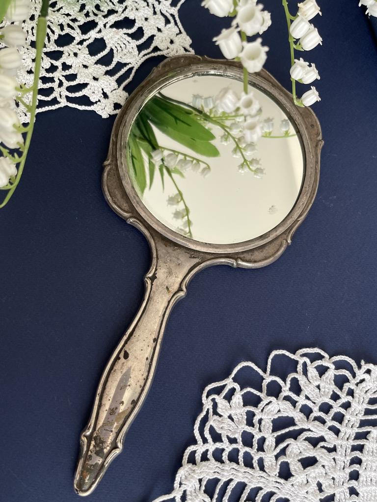 Антикварное красивое зеркало с ручкой