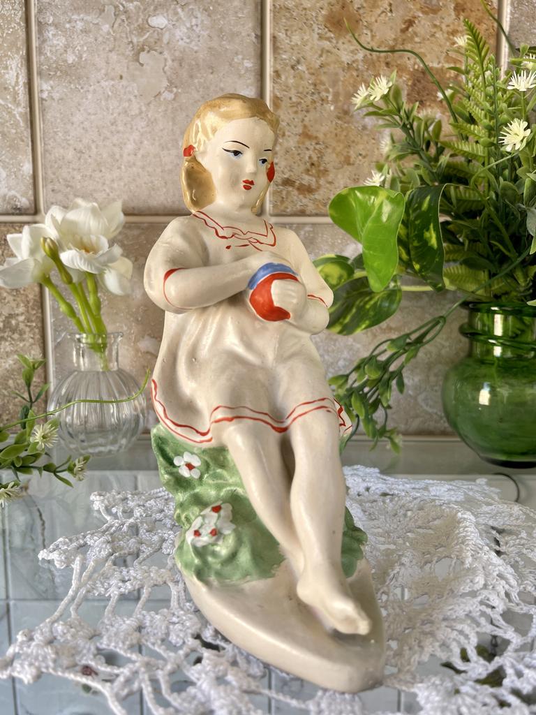 Девочка с мячом, гипс