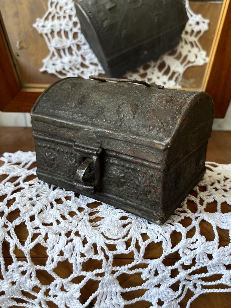 Антикварная шкатулочка сундучок