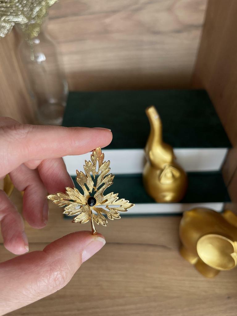 Брошь Лист, Англия