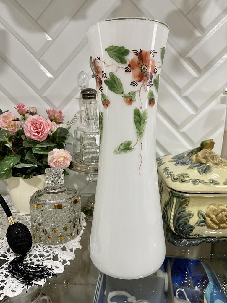 Советская ваза высокая из молочного стекла