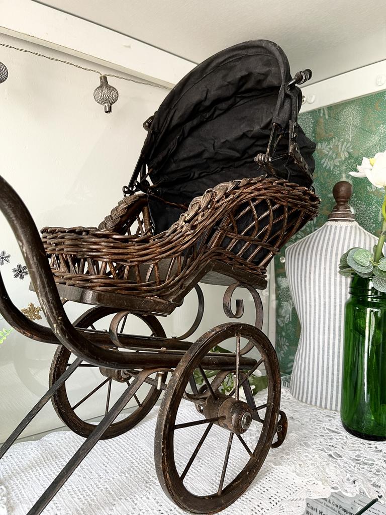 Редкая коляска для старинной куклы