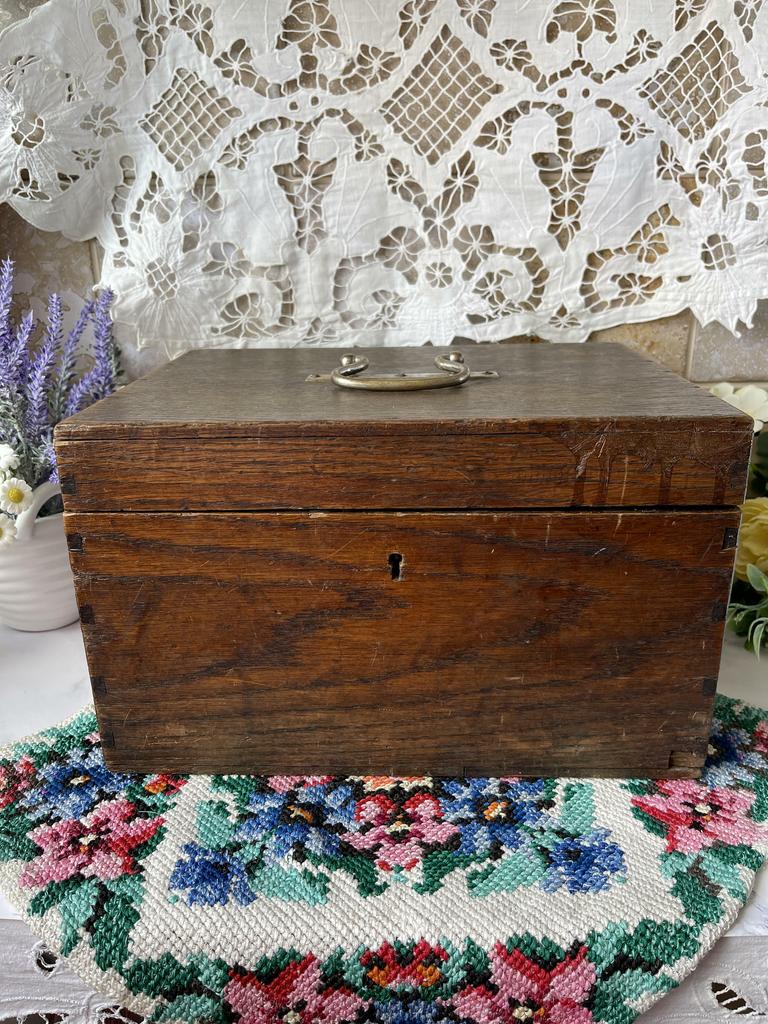 Антикварная коробка шкатулка
