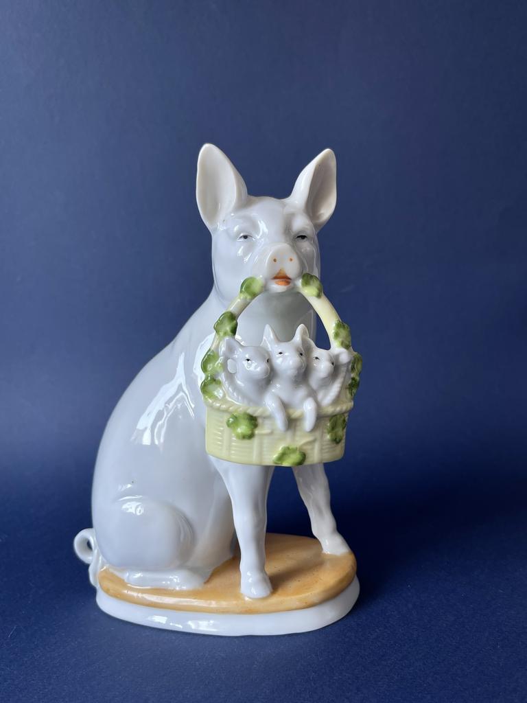 Фарфоровая статуэтка «Свинка с корзинкой поросят»