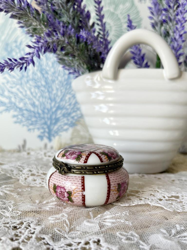 Миниатюрная шкатулочка, фарфор