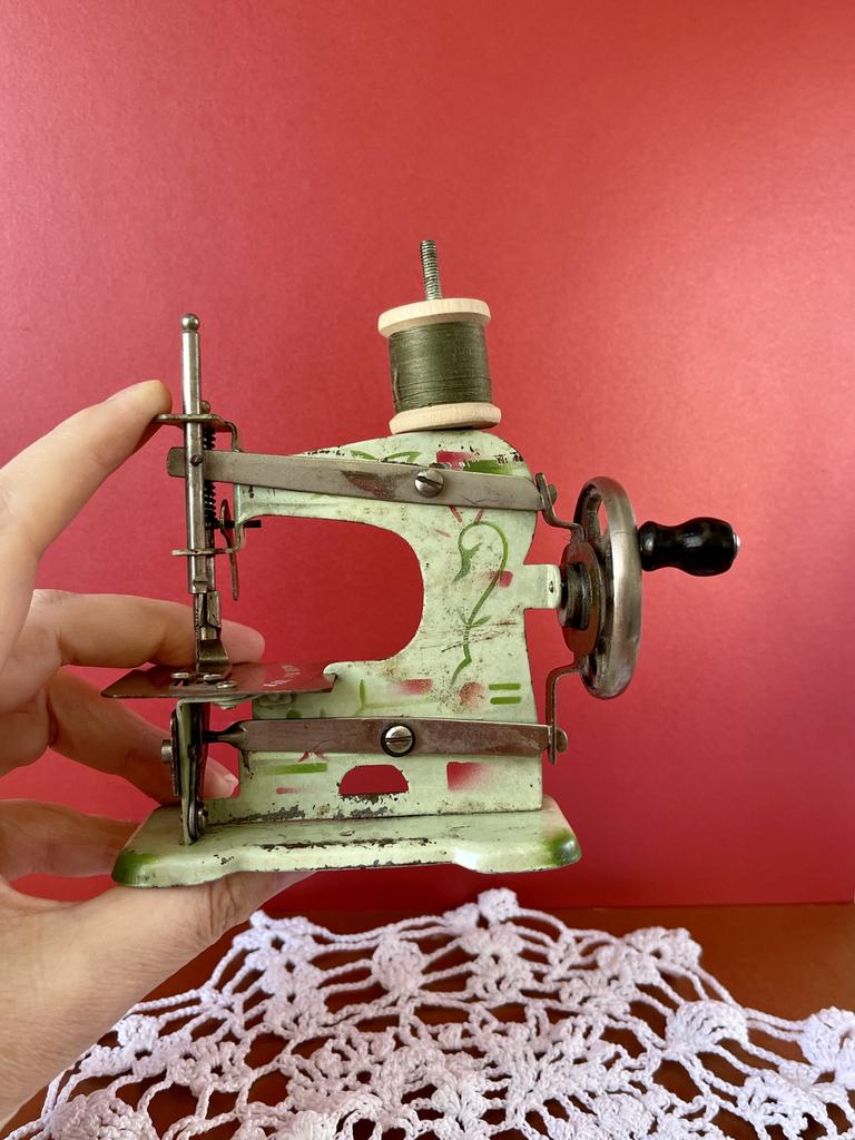 Старинная детская швейная машинка
