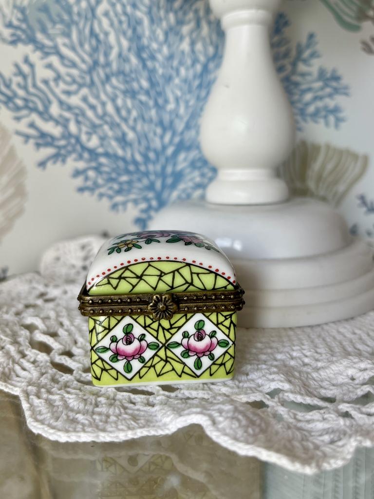 Миниатюрная фарфоровая шкатулочка