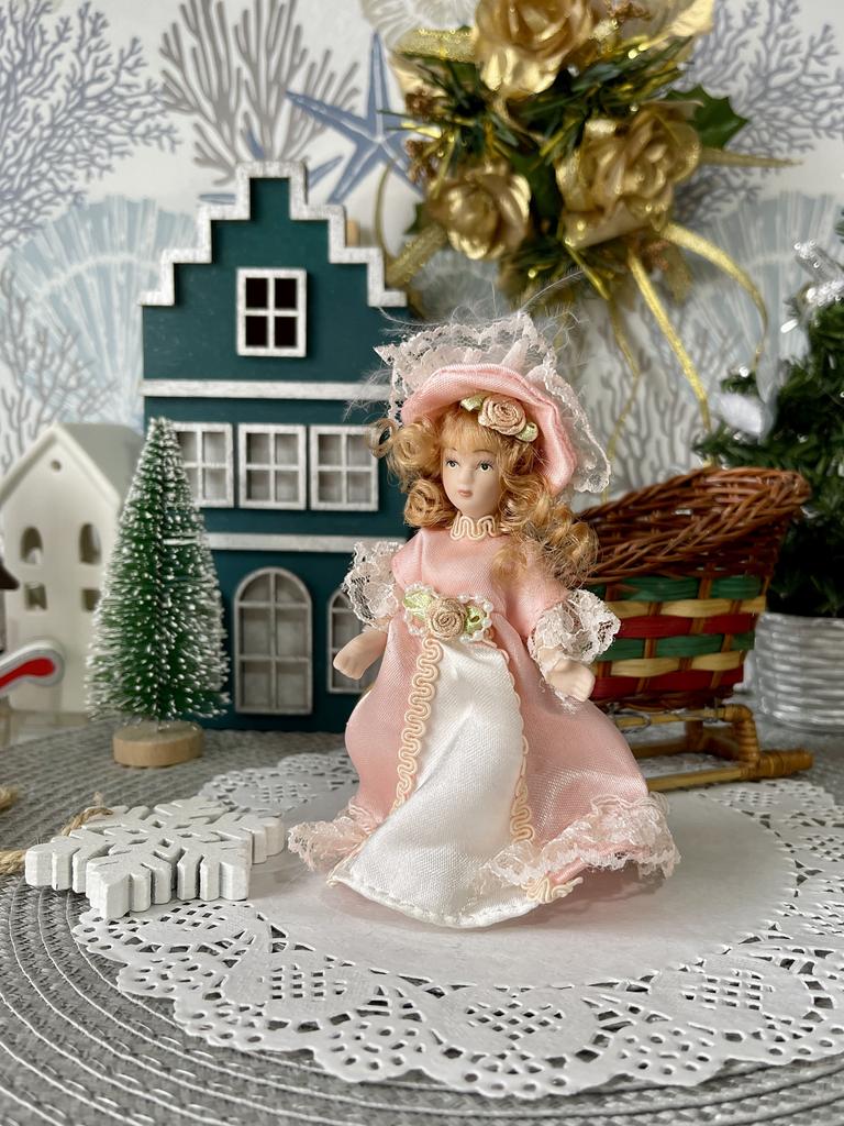 Фарфоровая куколка