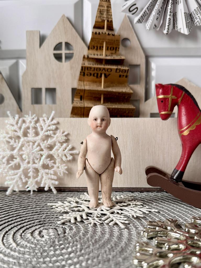 Фарфоровая старинная мини куколка