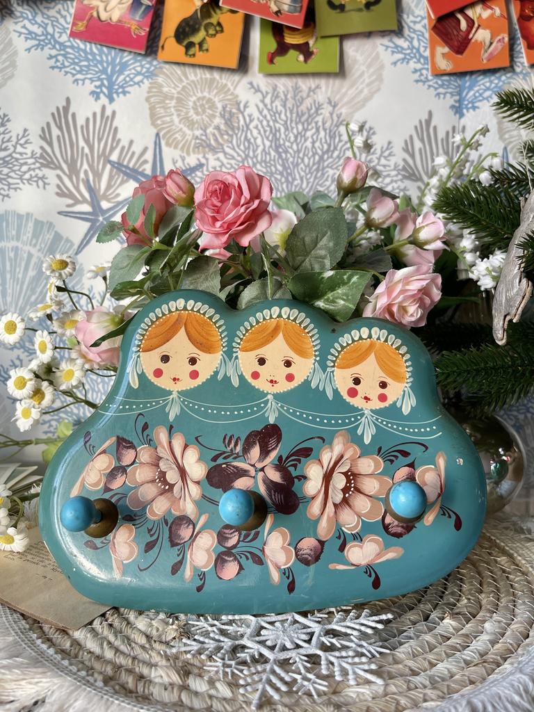 Красивая матрешечная вешалка