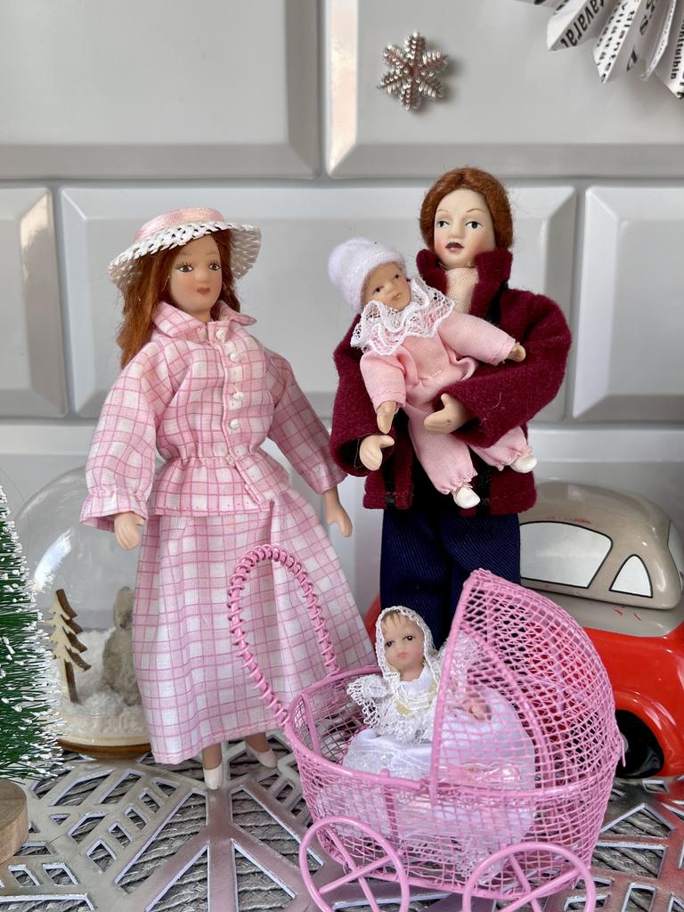 Куклы в кукольный домик