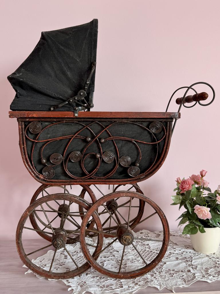 Красивая деревянная коляска для антикварной куклы 65 см