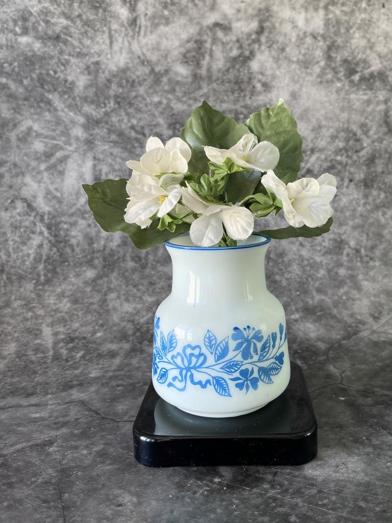 Миниатюрная вазочка из молочного стекла