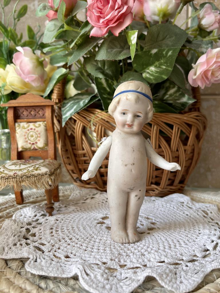 Антикварная куколка из бисквитного фарфора