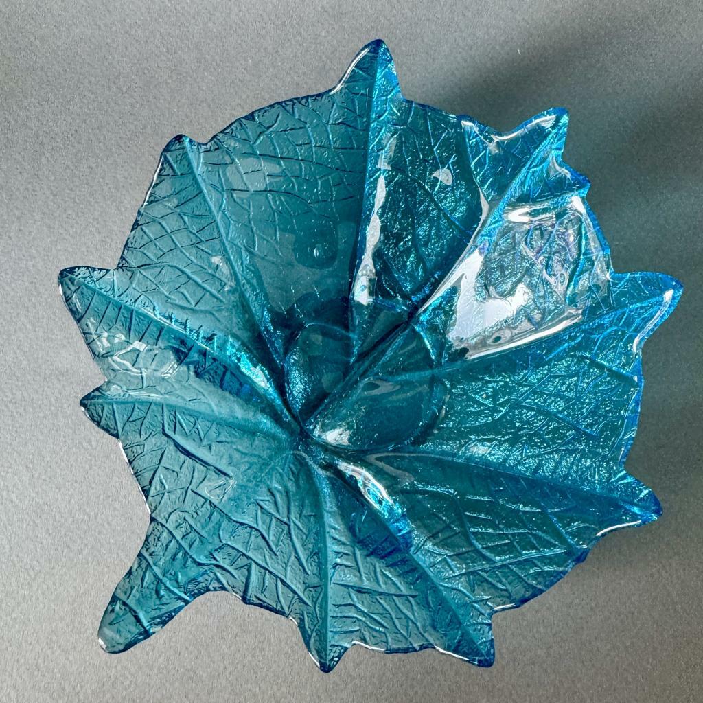 Небольшая ваза из бирюзово-голубого стекла