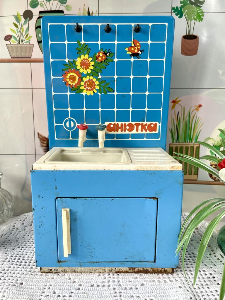 Кукольная мойка из советской кухни «Анютка»