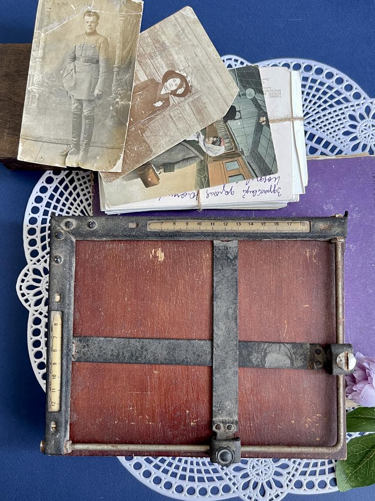 Старая деревянная кадрирующая рамка