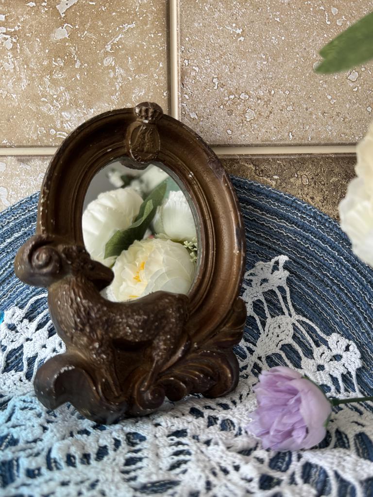 Маленькое зеркало в гипсовой раме
