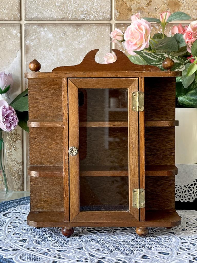 Старинная деревянная полочка витрина